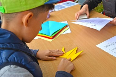 Kaliningrad, Rusya Federasyonu - 17 Eylül 2017: Çocuk origami koyar. Açık havada çocuk ana sınıfı