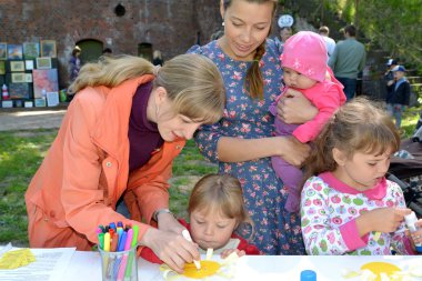 Kaliningrad, Rusya Federasyonu - 03 Haziran 2017: Açık havada aplike çocuk öğretmen öğretir