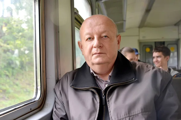 Kaliningrad, Rusya - 10 Eylül 2017: Elektrikli tren arabayla yaşlı adamın portresi