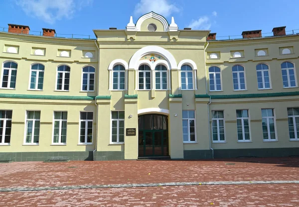Entrada central para a construção do ginásio ortodoxo da diocese de Kaliningrado da ROC. Kaliningrado — Fotografia de Stock