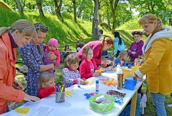 Kaliningrad, Rusko - 03 června 2017: Dětské mistrovskou třídu v produkci domácích výrobků ve venkovním prostoru — Stock fotografie