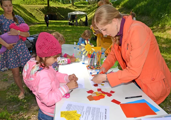 Kaliningrad, Rusya Federasyonu - 03 Haziran 2017: Öğretmen çocuk aplike üretim için gösterir. Açık havada çocuk ana sınıfı