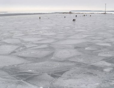 Tallinn, Estonya Finlandiya Körfezi, buzdaki balıkçılar