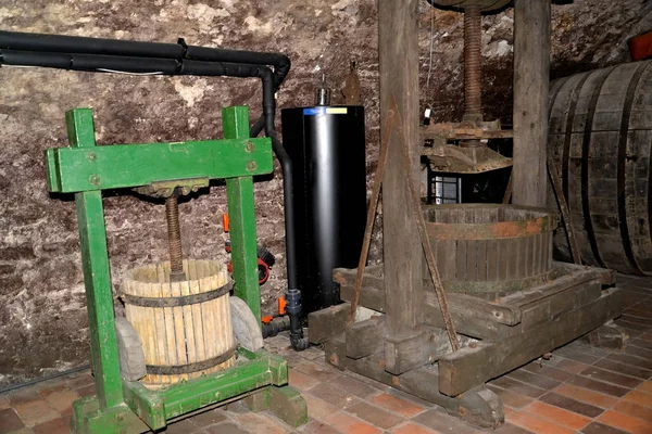 MELNIK, RÉPUBLIQUE TCHÈQUE - 26 MAI 2014 : Vissez la presse pour une extraction de jus de raisin. Cave à vin du musée de la viticulture. Serrure Melnitsky — Photo