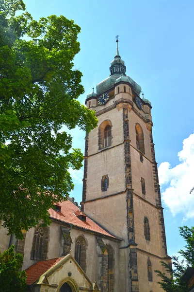 Zvonice na katolické chrám svatého Petra a Pavla na pozadí oblohy. Město Mělník, Česká republika — Stock fotografie