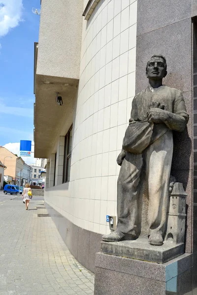 MELNIK, REPÚBLICA CHECA - 26 de maio de 2014: Uma escultura do semeador em uma entrada para o banco de poupanças checo — Fotografia de Stock