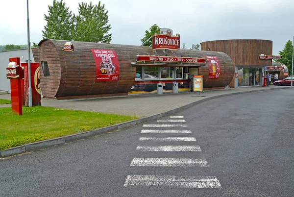 Krushovitse, Çek Cumhuriyeti - 27 Mayıs 2014: görünümünü Krushovitse bira şirketi dükkan. Çek Krushovitsa metne 