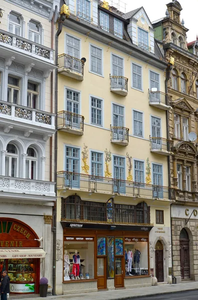 KARLOVY VARY, REPÚBLICA CHECA - 27 de maio de 2014: Uma fachada de edifício em estilo modernista — Fotografia de Stock