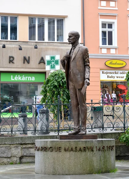 KARLOVY VARY, República Checa 27 de maio de 2014: Monumento ao primeiro presidente da Checoslováquia Tomasz Garrigu Masarik, vista lateral — Fotografia de Stock
