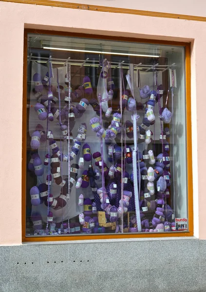 KARLOVY VARY, CZECH REPUBLIC - MAY 27, 2014: Hanks of woolen threads on a show-window of haberdashery — Stock Photo, Image