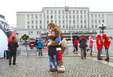 Kaliningrad, Rusya Federasyonu - 14 Ekim 2017: FIFA Dünya Kupası FIFA 2018 Zabivaka kurt bir maskot kız kucaklayan