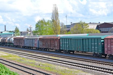 Kaliningrad, Rusya - 03 Mayıs 2015: Tren istasyonunda yük treni maliyeti