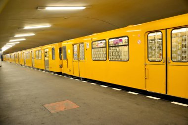 Berlin, Almanya - 12 Ağustos 2017: Hanzaplatz metro istasyonunda tren ücreti