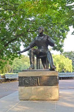 Berlin, Almanya - 12 Ağustos 2017: Şair Heinrich Heine Ulusal Fridrikhskhayn parkta bir anıt