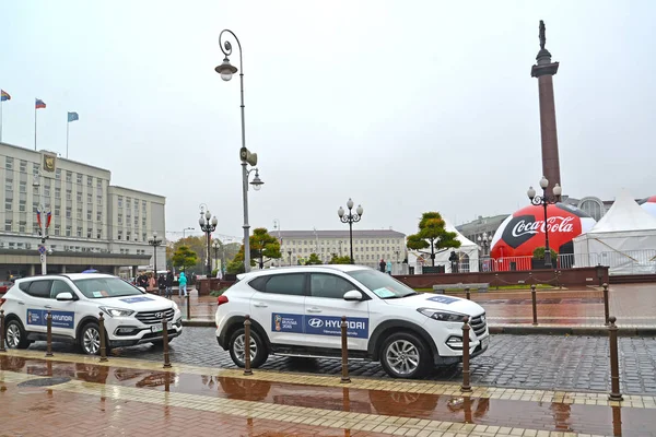 Kaliningrad, Rusko - 14. října 2017: Automobily Hyundai se symbolikou mistrovství světa ve fotbale Fifa 2018 v Rusku u Vítězného náměstí — Stock fotografie