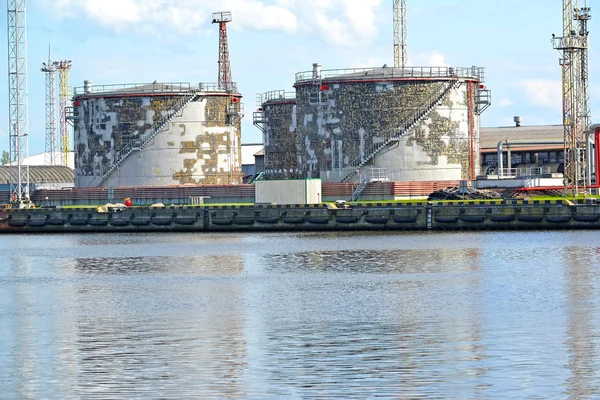Резервуари для зберігання нафтопродуктів в торговельний порт. Калінінград — стокове фото