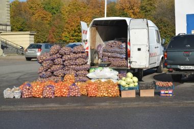 Kaliningrad, Rusya - 16 Ekim 2017: Spontan mevsimlik ticaret sokakta sebze 