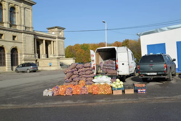 KALININGRAD, RUSSIA - OCTOBER 16, 2017: Illegal trade in vegetables on the street — Stock Photo, Image