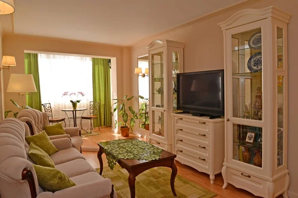 Beyaz mobilyalar ile modern klasik misafir odası — Stok fotoğraf