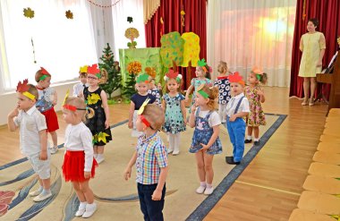Kaliningrad, Rusya - 27 Ekim 2017: Anaokulu genç grup bir sonbahar sabahı performans