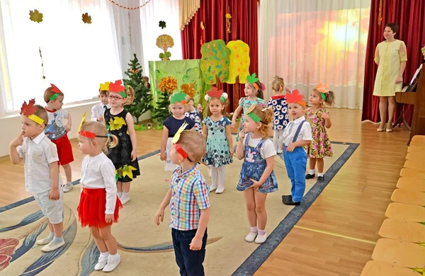 Kaliningrad, Rusya - 27 Ekim 2017: Anaokulu genç grup bir sonbahar sabahı performans