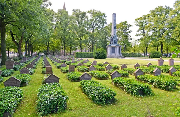 Potsdam - 14. August 2017: Sowjetischer Soldatenfriedhof. Basseyn-Plats-Platz — Stockfoto