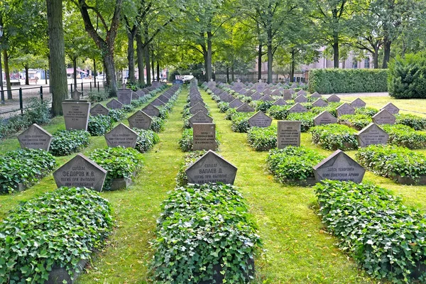 POTSDAM, GERMANY - AUGUST 14, 2017: The Soviet military burial at Basseyn-plats Square — Stock Photo, Image