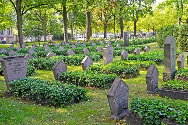 Potsdam, Tyskland - 14 augusti 2017: Gravstenar på kyrkogården sovjetiska militära. Basseyn-plats Square — Stockfoto