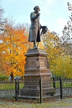 Immanuel Kant anıt sonbahar günü içinde. Kaliningrad