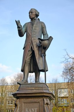 Immanuel Kant bir anıt gökyüzü arka planı parçası. Kaliningrad