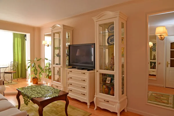 现代古典客厅内的白色家具 — 图库照片