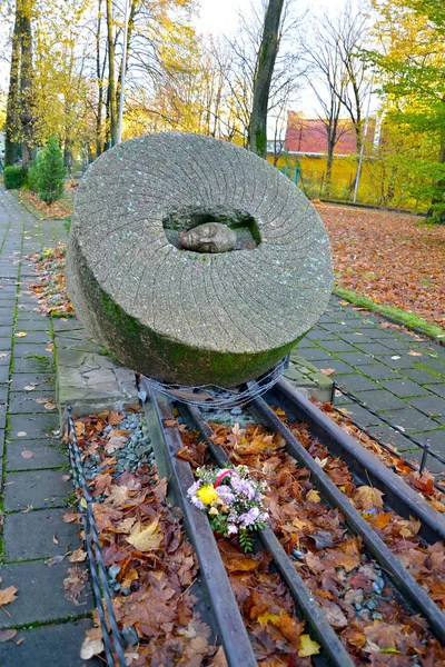 KALINININGRAD, RUSIA - 03 DE NOVIEMBRE DE 2017: Signo memorable "Piedras de molino de las represiones" en el otoño — Foto de Stock