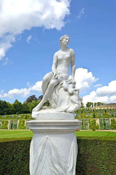 Marmorskulptur vor dem Hintergrund der Weinterrassen im Park von Sanssousi. Potsdam, Deutschland — Stockfoto