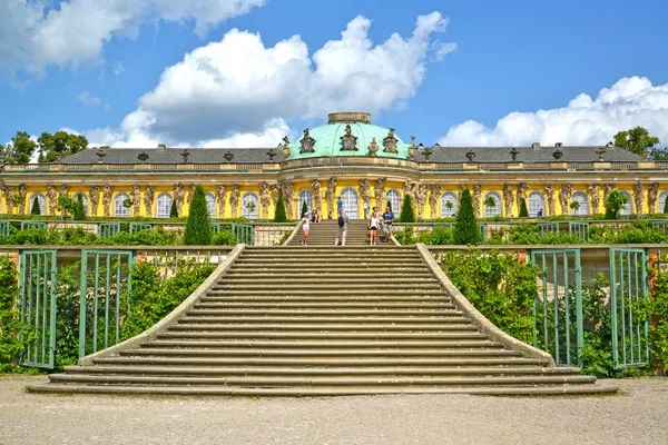 POTSDAM, ALEMANIA - 14 de agosto de 2017: Una vista del palacio de Federico Magno en el parque Sanssousi — Foto de Stock