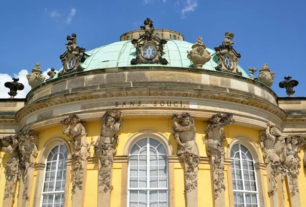 The central part of the palace of Frederick the Great in the Sanssousi park. Potsdam, Germany — Stock Photo, Image
