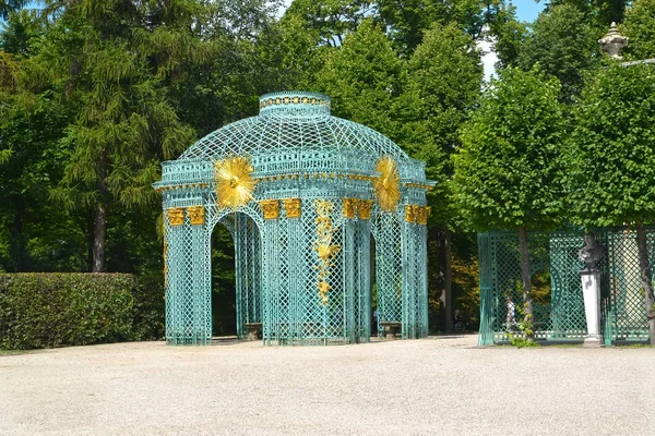 Vue sur le pavillon Mesh dans le parc de Sanssousi. Potsdam, Allemagne — Photo