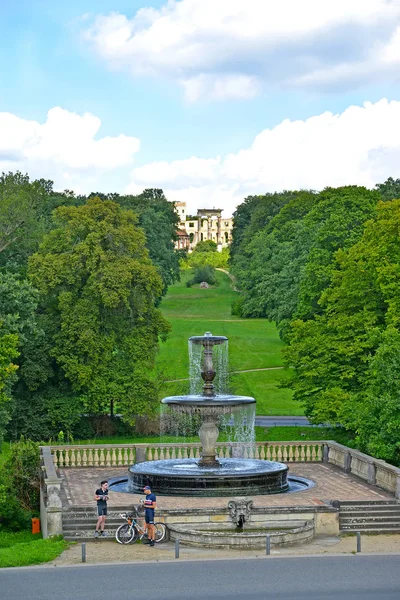 POTSDAM, ALEMANHA - 14 DE AGOSTO DE 2017: A fonte e as ruínas do Monte Ruinenberg no parque de Sanssousi — Fotografia de Stock