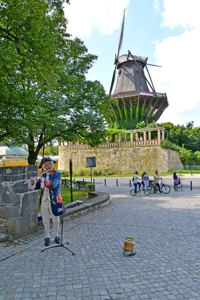 Πότσνταμ, Γερμανία - 14 Αυγούστου 2017: Ο μουσικός σε μια αρχαία κοστούμι παίζει φλάουτο στο πάρκο Sanssousi — Φωτογραφία Αρχείου