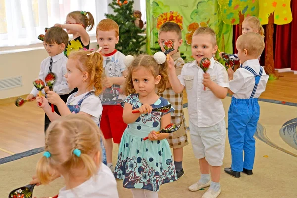 КАЛИНИНГРАД, РОССИЯ - 27 ОКТЯБРЯ 2017: Маленькие дети играют на деревянных ложках. Утреннее представление в детском саду — стоковое фото