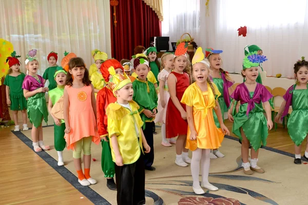 KALINININGRAD, RUSIA - 26 de octubre de 2017: Los niños cantan la canción en una actuación matutina basada en el cuento de hadas "Chipollino" en el jardín de infantes —  Fotos de Stock