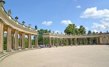 Potsdam, Almanya - 14 Ağustos 2017: Frederick Sarayı Sanssousi parkta büyük sütunlu görünümünü