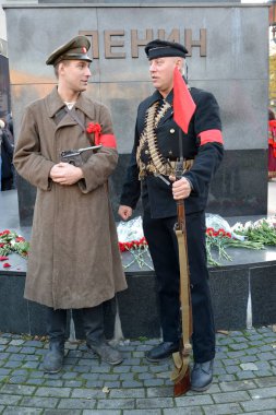 Kaliningrad, Rusya - 07 Kasım 2017: Geçmiş performans. Büyük Ekim sosyalist devrim 100 yıldönümü kutlamaları