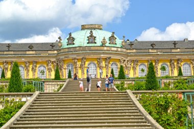 Potsdam, Almanya - 14 Ağustos 2017: Frederick Sarayı Sanssousi parkta büyük bir parçası