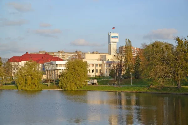 Kaliningrad, Rusya - 04 Kasım 2017: Yayın şirketi devlet Tv binanın görünümünü ve radyo yayın şirketi "Kaliningrad". Marinesko dolgu, alt Gölü — Stok fotoğraf