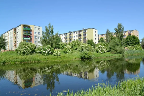 Appartamenti standard sulla riva del fiume Paslenki. Braniewo, Polonia — Foto Stock