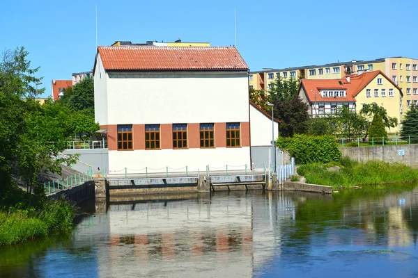 Машинный зал гидроэлектростанции на реке Пасленке. Бранденбург, Польша — стоковое фото