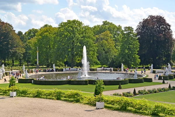 Poczdam, Niemcy - 14 sierpnia 2017: Widok duże fontanny w ozdobny ogród, park Sanssousi — Zdjęcie stockowe