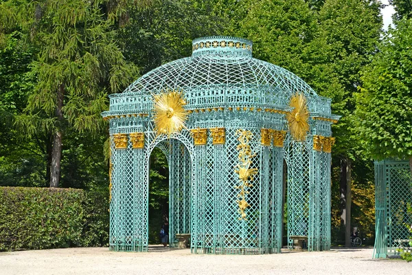 O pavilhão de malha no parque Sanssousi. Potsdam, Alemanha — Fotografia de Stock
