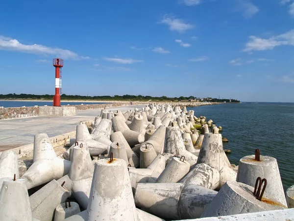 Muelle norte con rompeolas de hormigón y la orilla láser sonó faro. jalá, región de Kaliningrado —  Fotos de Stock