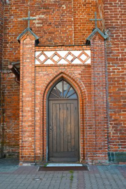 Saint Catherine İskenderiye küçük bir bazilika girişi. Braniewo, Polonya